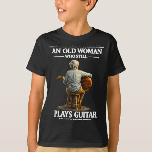 Eine alte Frau, die Gitarre spielt, unterschätzen T-Shirt