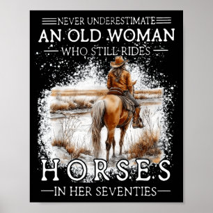 Eine alte Frau, die Pferde reitet, unterschätzen  Poster