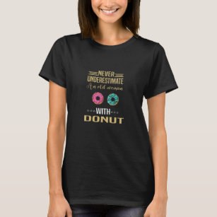 Eine alte Frau mit einem Donut T-Sh wird nie unter T-Shirt
