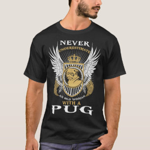 Eine alte Frau mit einem Pug Classic 777 T-Shirt