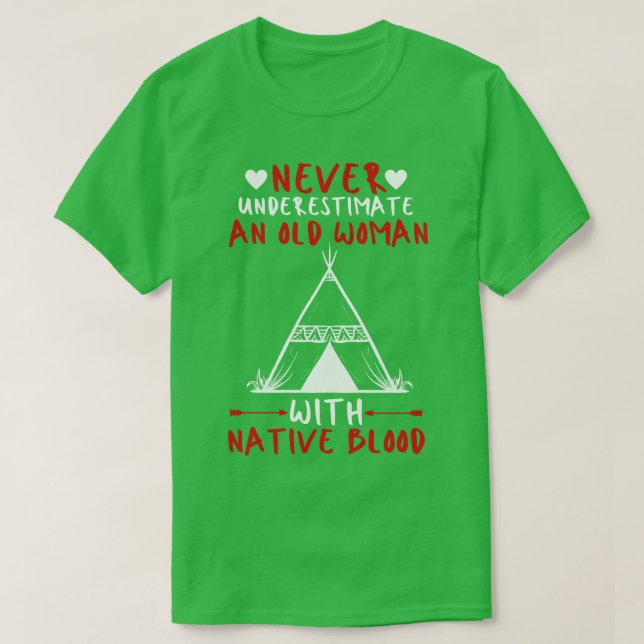 Eine alte Frau mit nativem Blut nie unterschätzen T-Shirt (Design vorne)