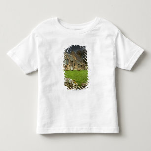 Eine alte Kirche unter einem dunklen Himmel Kleinkind T-shirt
