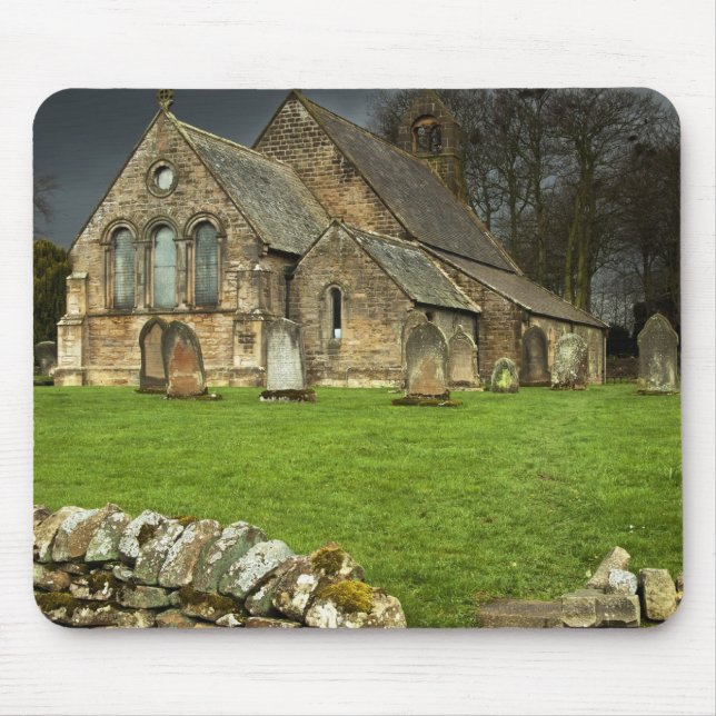 Eine alte Kirche unter einem dunklen Himmel Mousepad (Vorne)