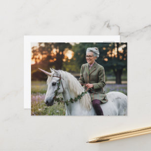 Eine ältere Frau auf ihrem Einhorn Postkarte