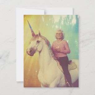 Eine ältere Frau, die auf ihrem Einhorn reitet Postkarte