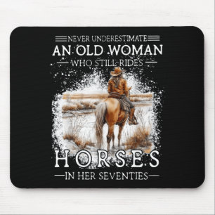 Eine ältere Frau, die Pferde reitet, unterschätzen Mousepad