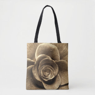 Eine altmodische Rose aus der Nähe, nass mit Wasse Tasche