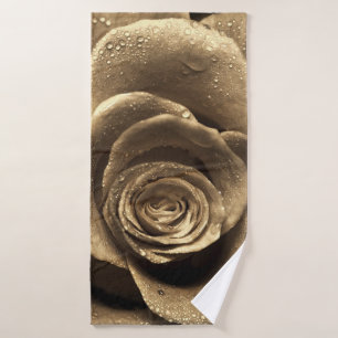 Eine altmodische Rose nah, nass mit Wasserdro Badehandtuch