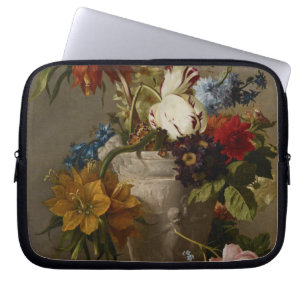 Eine Anordnung mit Blumen, 19. Jahrhundert Laptopschutzhülle