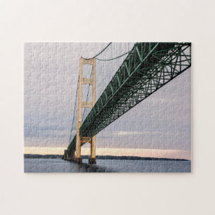 Eine Ansicht der Mackinac-Brücke vom Lake Michigan