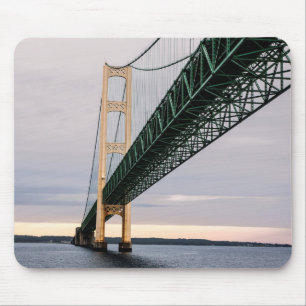 Eine Ansicht der Mackinac-Brücke vom Lake Michigan Mousepad