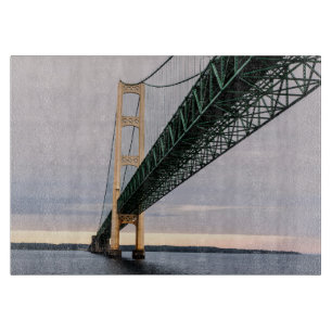 Eine Ansicht der Mackinac-Brücke vom Lake Michigan Schneidebrett