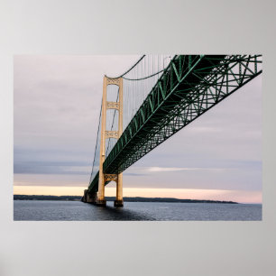 Eine Ansicht der Mackinac-Brücke vom Michigansee Poster