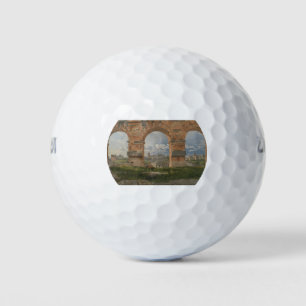 Eine Ansicht durch drei Bögen des Kolosseums Golfball