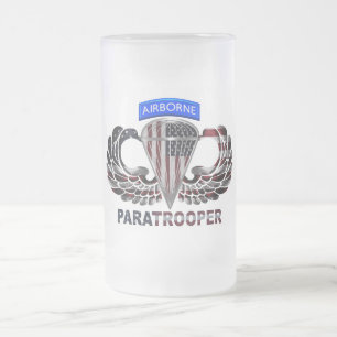 Eine Art amerikanische Im Flugzeug Fallschirmjäger Mattglas Bierglas