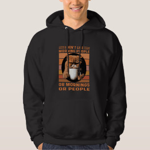 Eine aufgeregte persische Katze trinkt ihren morge Hoodie