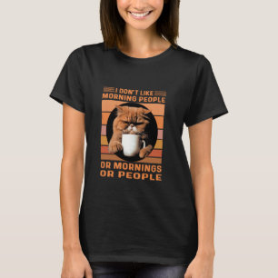 Eine aufgeregte persische Katze trinkt ihren Morge T-Shirt