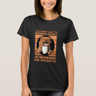 Eine aufgeregte persische Katze trinkt ihren Morge T-Shirt