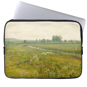 Eine ausgedehnte Wiesen-Landschaft mit Gänsen Laptopschutzhülle