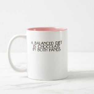 Eine ausgewogene Diät ist Schokolade in beiden Zweifarbige Tasse