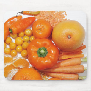 Eine Auswahl an Orangenfrüchten und -gemüse. Mousepad