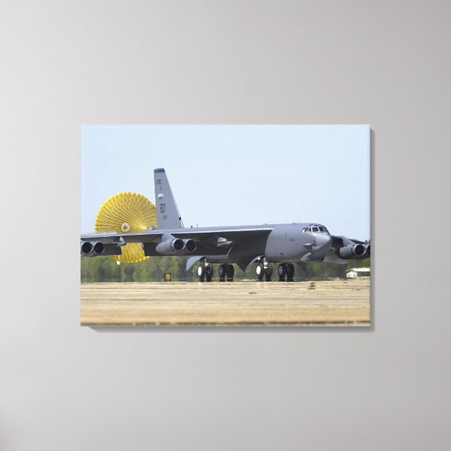 Eine B-52 Stratofestress setzt ihren Hubschrauber  Leinwanddruck (Vorderseite)