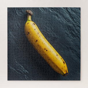 Eine Banane auf einer dunklen Oberfläche