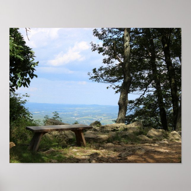 Eine Bank mit Blick auf den Hawk Berg Poster (Vorne)