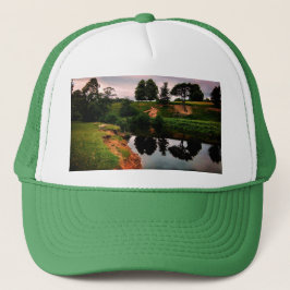 Eine Bank mit reflektierenden Bäumen Truckerkappe