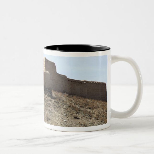 Eine befestigte Verbindung im Dorf Akbar Kh Zweifarbige Tasse (Rechts)
