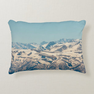 Eine Bergkette mit aufkeimenden Schnee und Eis im Dekokissen