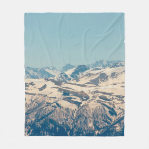 Eine Bergkette mit aufkeimenden Schnee und Eis im Fleecedecke
