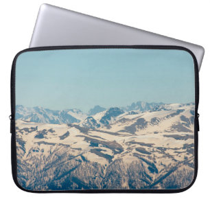 Eine Bergkette mit aufkeimenden Schnee und Eis im Laptopschutzhülle