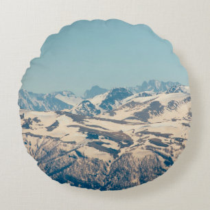 Eine Bergkette mit aufkeimenden Schnee und Eis im Rundes Kissen