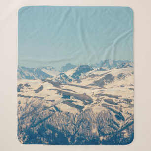 Eine Bergkette mit aufkeimenden Schnee und Eis im Sherpadecke