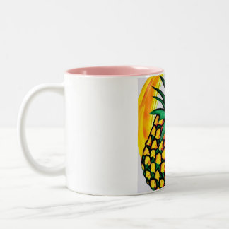 Eine besondere Tasse mit Bildern von Ananas