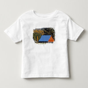 Eine bewirtschaftete rote Scheune errichtete im Kleinkind T-shirt