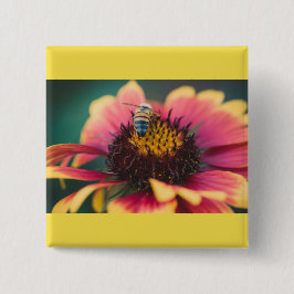 Eine Biene auf einer Blume Button
