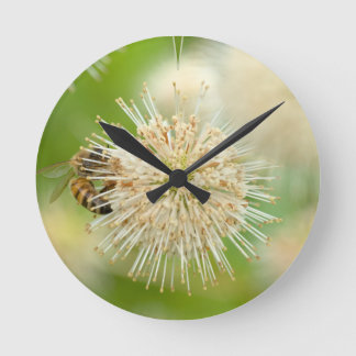 Eine Biene auf einer Blume Runde Wanduhr