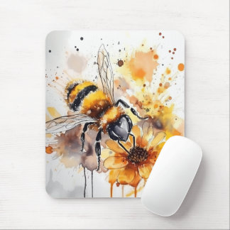Eine Biene sammelt Honig auf einer Blume. Mousepad
