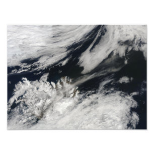 Eine blass graue Asche bläst vom Gipfel Fotodruck