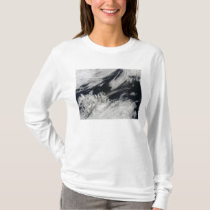 Eine blasse graue Aschenfeder brennt vom Gipfel T-Shirt