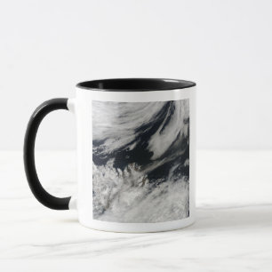 Eine blasse graue Aschenfeder brennt vom Gipfel Tasse