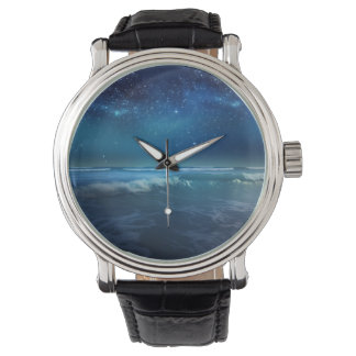 Eine blaue Ozeanreise unter einem Sternenhimmel. Armbanduhr