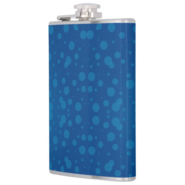 Eine blaue Taschenflasche mit silbernem Deckel  Flachmann (Links)