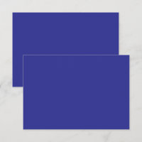 eine blaue Wand mit Uhr