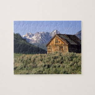 Eine Blockhütte und die Sawtooth-Berge in