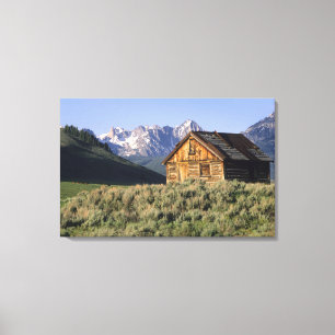 Eine Blockhütte und die Sawtooth-Berge in Leinwanddruck