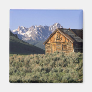 Eine Blockhütte und die Sawtooth-Berge in Magnet
