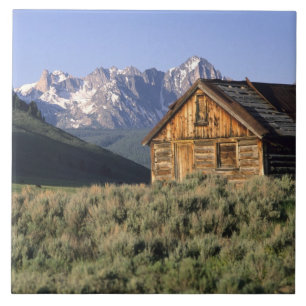 Eine Blockhütte und die Sawtooth Mountains in Fliese